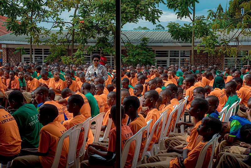 Senateri Nyinawamwiza aganira n'urubyiruko rwiga mu ishuri IPM Mukarange